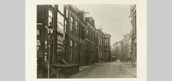 Begin van de Waterstraat gezien vanuit de Groenmarkt, jaren 1920. Rechts in de bocht de HBS.